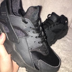 Nike Shoes - Black nike huaraches Nike Shoes - Black nike huaraches